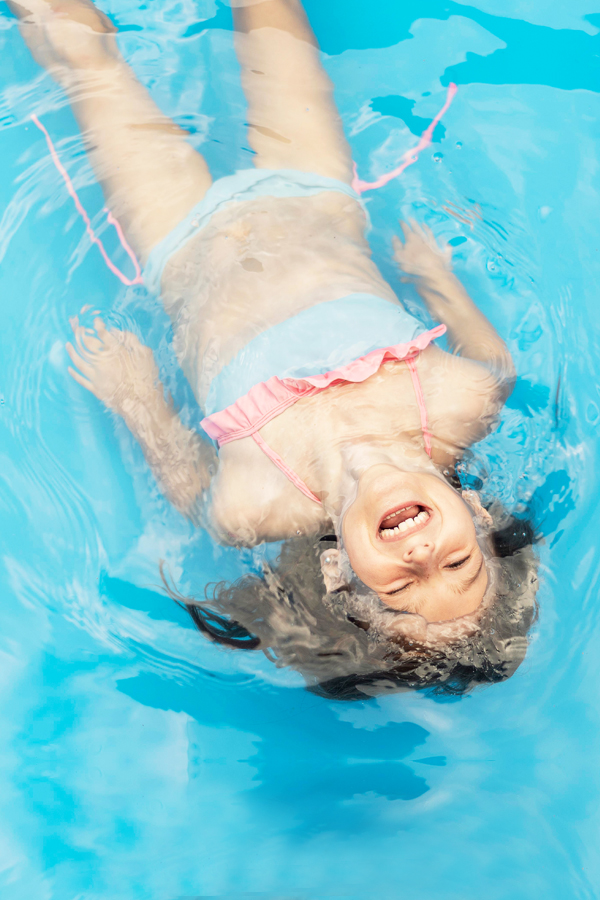 Niña piscina