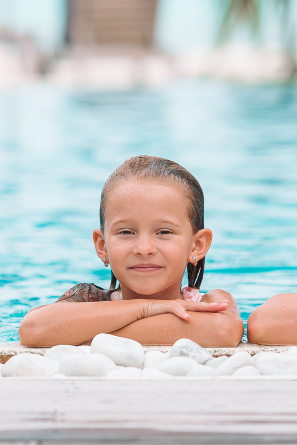 Niña borde piscina