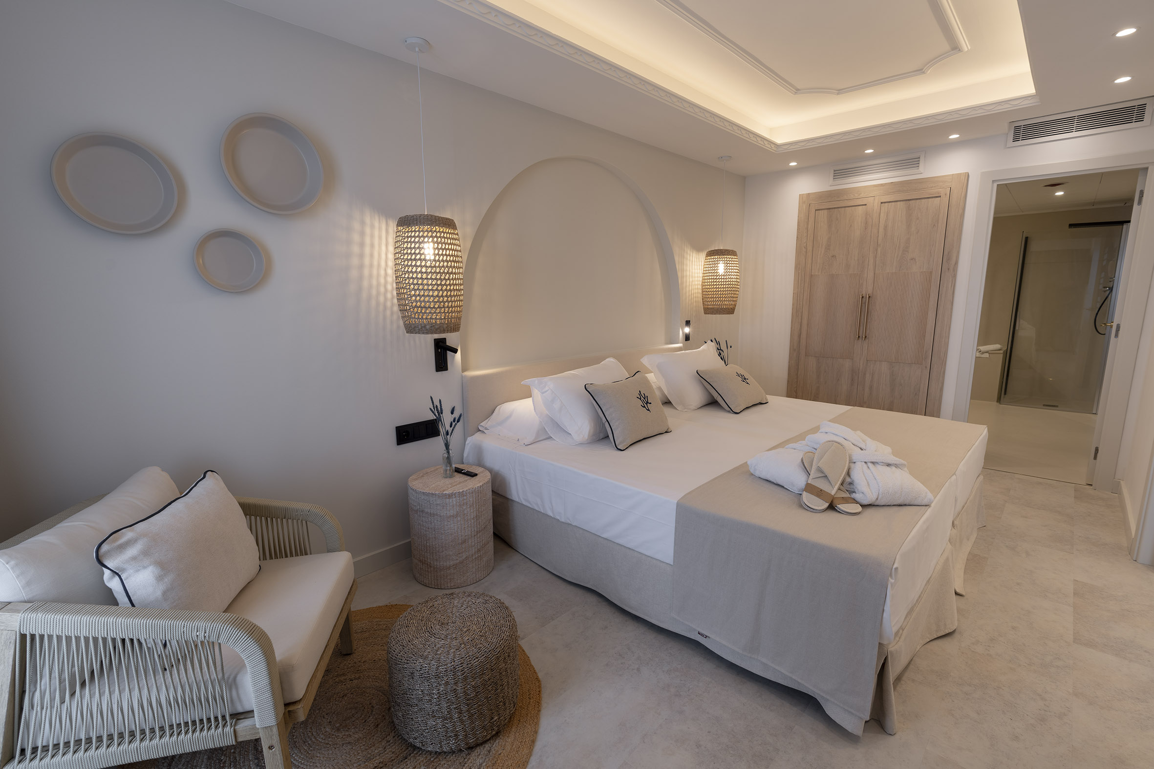 room_image.entity.field_media_image.entity.title.value room_image.entity.field_media_image.entity.alt.value