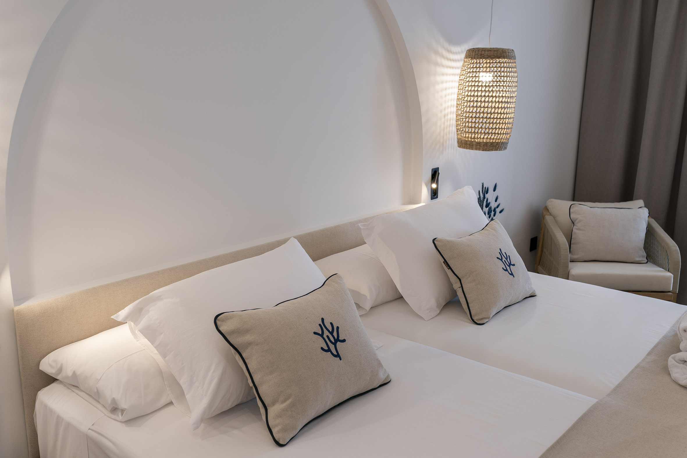 room_image.entity.field_media_image.entity.title.value room_image.entity.field_media_image.entity.alt.value