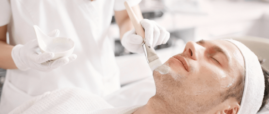 hombre con tratamiento anti aging